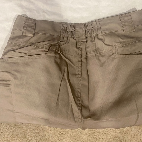 NWT Men's Fishing Shorts Size Medium - Picture 2 of 3